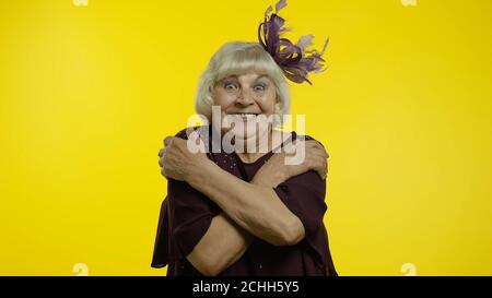 Vieni a me. Anziana donna dal cuore gentile che allunga le mani con un gesto di beckoning, abbracciandosi per mostrare quanto ti ama e vuole abbracciare. Nonna anziana elegante signora Foto Stock