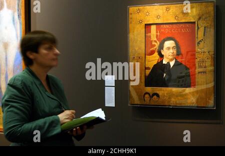 Un ritratto di Joseph Pembauer di Gustav Klimt, all'interno della galleria d'arte Tate di Liverpool, dove la prima esposizione completa dell'opera di Gustav Klimt sarà presentata nel Regno Unito, in una mostra intitolata Pittura, Design e vita moderna a Vienna 1900, aperta al pubblico il venerdì. Foto Stock