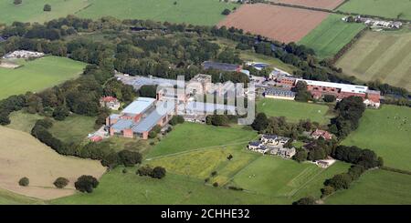 Vista aerea di Whiteley Papermill Weidmann, un cartificio, e altre aziende sulla A659 vicino a Otley, Yorkshire, Regno Unito Foto Stock