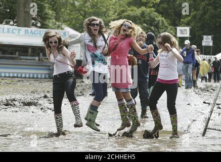 I festaioli si sfidano nel fango al festival Live at Loch Lomond. Foto Stock