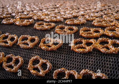 Pretzel che vengono cotti in panetteria commerciale, Stati Uniti Foto Stock