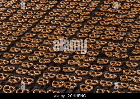 Pretzel che vengono cotti in panetteria commerciale, Stati Uniti Foto Stock