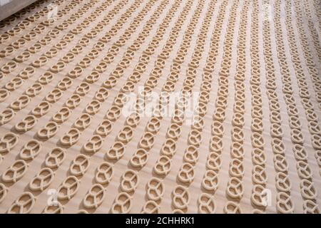 Pretzel che vengono cotti in panetteria commerciale, Stati Uniti Foto Stock