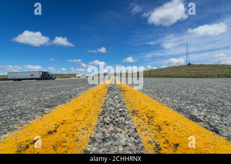 Dettaglio della doppia linea gialla in autostrada, Wyoming, USA Foto Stock