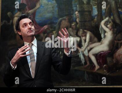 Il dottor Nicholas Penny, direttore della National Gallery, Londra si trova di fronte alla Diana e all'Actaeon di Tiziano, annunciando che è stata acquisita per la nazione alla conferenza stampa di Edimburgo. Foto Stock