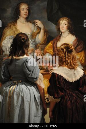 Ragazze in costume del 17 ° secolo Guarda un dipinto di Anthony van Dyck di Dorothy Savage e sua sorella Elizabeth, Lady Thimbleby al Tate Britain, Londra. Foto Stock