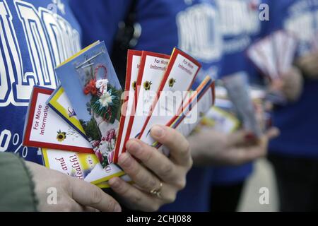 I volontari dell'Associazione della Comunità Moldavia in Irlanda consegnano fiori al Temple Bar di Dublino, per celebrare l'arrivo della primavera in un festival tradizionale chiamato Martisor, celebrato in Moldavia il 1 marzo. Foto Stock