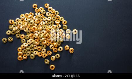 Concetto di cucina della pasta. Tortellini freschi fatti in casa su sfondo in pietra nera, vista dall'alto, spazio per le copie Foto Stock