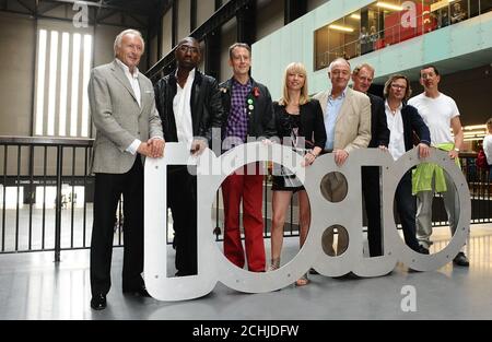 Harold Tillman, Kwame Kwei-Armah, Peter Tatchell, Sara Cox, Ken Livingstone, Andrew Motion, Hugh Fearnley Whittingstall e Antony Gormley partecipano a una fotocellula per lanciare 10:10, contro il cambiamento climatico, al Tate Modern di Londra. Foto Stock