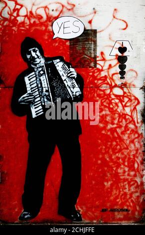 Graffiti del famoso artista francese Jef aerosol raffigurato a Francis Street, Dublino, il giorno dopo che l'Irlanda ha votato Sì al trattato di Lisbona. Foto Stock