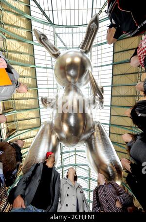 Il gigantesco pallone di coniglio dell'artista Jeff Koons, alto 53 metri, è esposto al mercato di Covent Garden per pubblicizzare Pop Life: Art in a Material World al Tate Modern di Londra. Foto Stock
