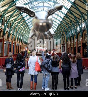 Il gigantesco pallone di coniglio dell'artista Jeff Koons, alto 53 metri, è esposto al mercato di Covent Garden per pubblicizzare Pop Life: Art in a Material World al Tate Modern di Londra. Foto Stock