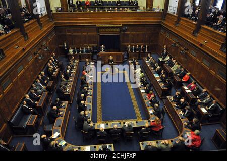 Il Segretario DI Stato AMERICANO Hillary Clinton parla all'Assemblea dell'Irlanda del Nord presso gli edifici del Parlamento Stormont a Belfast. Foto Stock