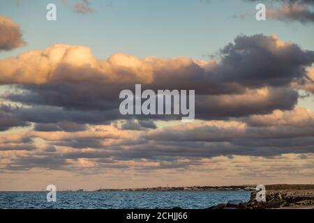 Tramonto su rocce a Giovinazzo Foto Stock