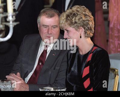 La Principessa del Galles parla con Sir Ewen Ferguson, ambasciatore britannico, durante una cena ospitata dal Ministro francese della Sanità al Palais d'Orsay di Parigi il secondo giorno della sua visita di tre giorni in Francia. Foto Stock