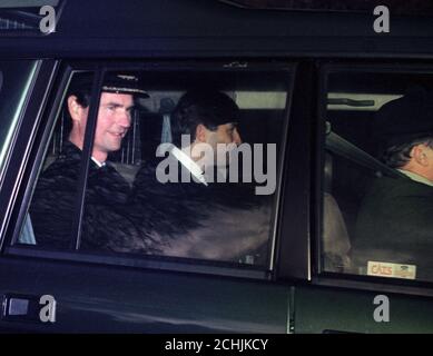 Il Comandante Tim Laurence e il suo miglior uomo, Charles Barker-Wyatt, si dirigeranno verso la chiesa di Crathie, dove sposerà la Principessa reale. Foto Stock