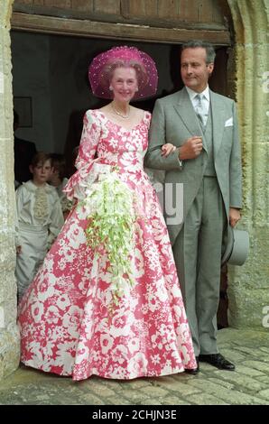 La contessa di Dowager Raine Spencer e il marito Conte Jean-Francois De Chambrun lasciano la Santa Chiesa della Trinità a Cold Ashton, vicino a Bath, dopo la benedizione del loro matrimonio. Foto Stock