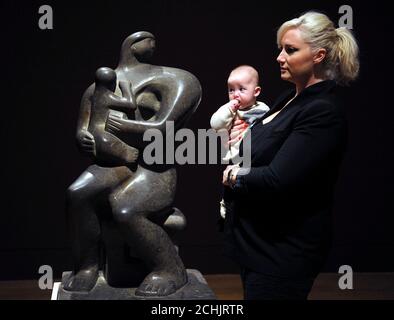 Lucy Rock e il figlio Tommy con 'Altro e Bambino' 1932, di Henry Moore, al Tate Britain, durante un'anteprima di una grande mostra di opere del compianto scultore britannico. La mostra si apre al pubblico il 24 febbraio. Foto Stock