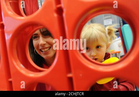 I REDATTORI DEVONO NOTARE LA CORREZIONE DELLA DIDASCALIA CHE MODIFICA IL NOME DEL CENTRO DA ST QUENTIN A ST QUINTIN. VEDERE LA DIDASCALIA CORRETTA RIPORTATA DI SEGUITO. Samantha Cameron, moglie del leader conservatore David Cameron, gioca a Connect 4 con uno dei bambini al St Quintin Center, un centro diurno per i bambini disabili locali nella zona ovest di Londra oggi. L'edificio all'avanguardia sarà utilizzato dalla comunità locale, dai genitori e dai bambini ed è stato inaugurato ufficialmente oggi. Foto Stock