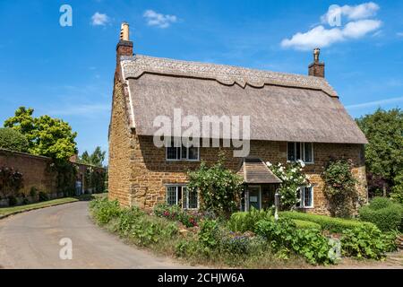 Un grazioso cottage indipendente costruito in pietra nel pittoresco villaggio di Nevill Holt, Leicestershire, Inghilterra, Regno Unito Foto Stock