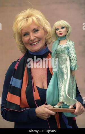 La marionetta 'Thunderbirds' Lady Penelope ha incontrato il suo creatore Sylvia Anderson, ma solo brevemente, come lei e altri burattini di classici come 'Joe 90' e 'Stingray' andare in asta a Phillips, Bayswater. Foto Stock