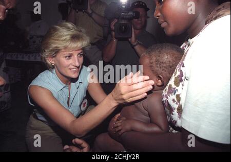 Diana, Principessa del Galles, ha il volto di un bambino durante la sua visita in Angola. La principessa è nel paese per vedere il lavoro della Croce Rossa Britannica. Foto Stock