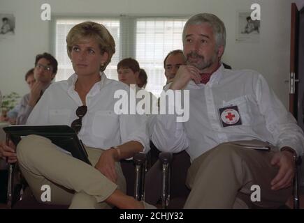 Diana, Principessa del Galles, siede accanto ad un membro della Missione della Croce Rossa Britannica durante un briefing a Luanda, Angola. La principessa è nel paese per vedere il lavoro della carità sulle mine terrestri. Foto Stock