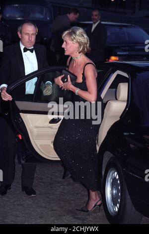 Diana, Principessa del Galles, arriva alla Galleria del Tate per la cena di gala del Centenario. Foto Stock