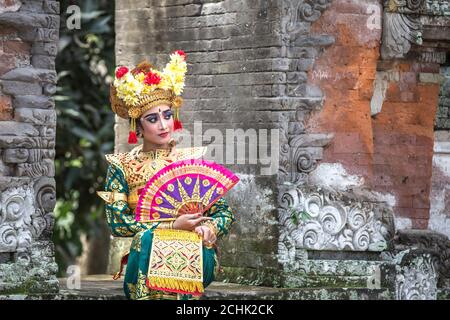 Ballerino di danza balinese in posa per la fotocamera Foto Stock