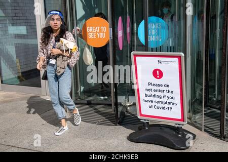 Gli studenti della Birmingham City University arrivano per l'inizio del mandato, mentre migliaia si preparano a studiare in un ambiente socialmente distanziato. Foto Stock