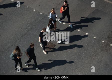 Gli studenti della Birmingham City University arrivano per l'inizio del mandato, mentre migliaia si preparano a studiare in un ambiente socialmente distanziato. Foto Stock