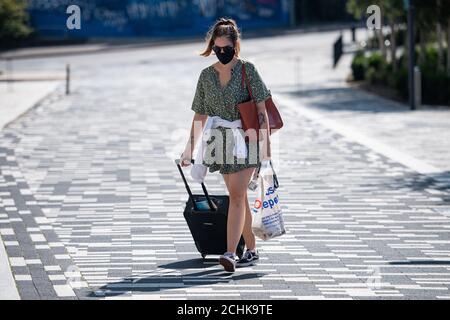 Gli studenti della Birmingham City University arrivano per l'inizio del mandato, mentre migliaia si preparano a studiare in un ambiente socialmente distanziato. Foto Stock