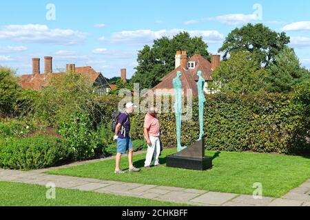 La scultura 'equilbrio' dell'artista Michael Speller in mostra Nel Royal Horticultural Society Gardens a Wisley Surrey England REGNO UNITO Foto Stock