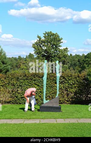 La scultura 'equilbrio' dell'artista Michael Speller in mostra Nel Royal Horticultural Society Gardens a Wisley Surrey England REGNO UNITO Foto Stock