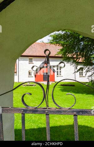 Croce forgiata su un cancello da una vecchia chiesa Foto Stock