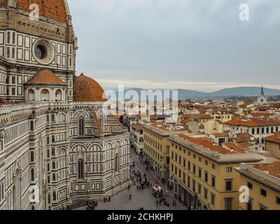 Vista panoramica sulla Cattedrale di Santa Maria del Fiore a Firenze, capitale d'Italia.Duomo di Firenze. Edifici storici medievali nella città vecchia. Foto Stock