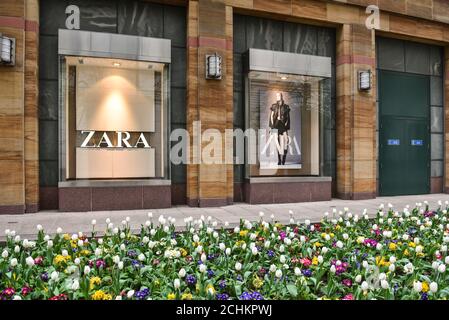 Negozio di abbigliamento Zara davanti a Oxford Street nel centro di Londra. LONDRA - UK, 7 aprile 2017 Foto Stock