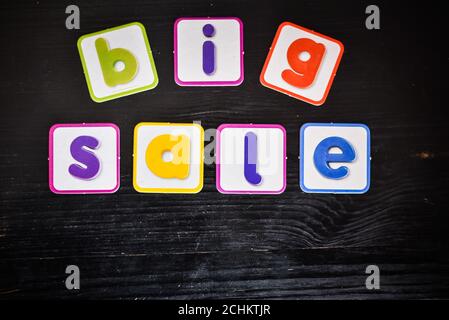 Banner su sfondo nero di legno con lettere e. Texte sur ' Big sale ' Foto Stock