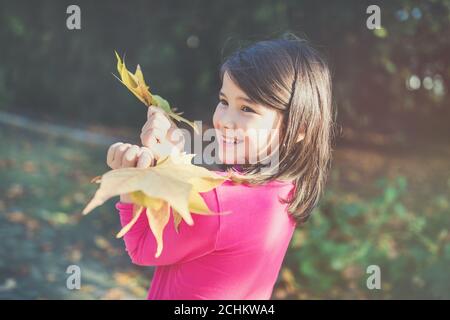 Felice gara mista giapponese ragazza in autunno parco Foto Stock