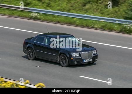 A 2008 Chrysler 300C SRT Design Auto Black Car Saloon Diesel che guida sull'autostrada M6 vicino Preston a Lancashire, Regno Unito. Foto Stock