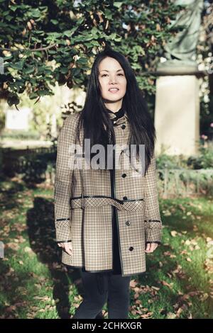 Bella donna giapponese di mezza età nel parco autunnale Foto Stock