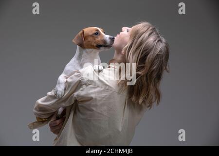 Bella donna tiene il suo cucciolo sulla spalla Foto Stock