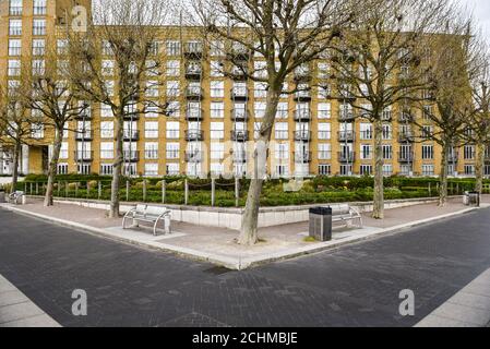 edificio a più piani in un clima di primavera limpido su una strada vuota Foto Stock