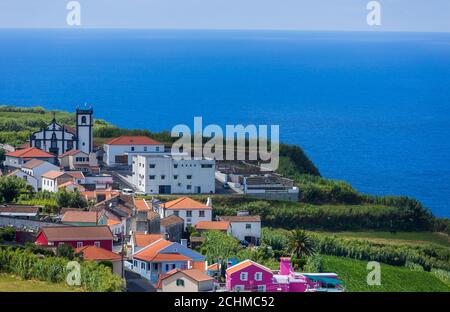 Punto di osservazione sull'isola di Sao Miguel, villaggio sull'oceano, Azzorre. Portogallo Foto Stock