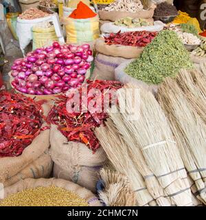 Spezie e altri beni nel vecchio mercato di Bikaner India Foto Stock