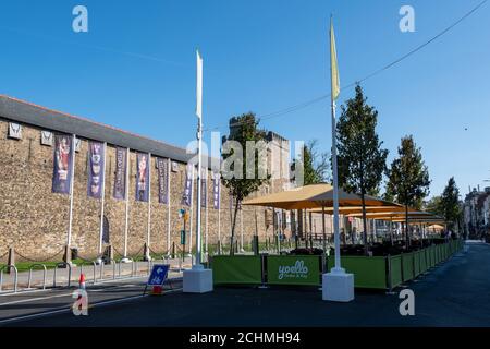 Cardiff, Galles, Regno Unito, 14 settembre 2020: Area ristorante all'aperto di Castle Street a Cardiff. Covid-19 chiusura della strada Foto Stock