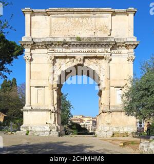 Arco di Tito a Roma. Fu costruito nel i secolo a.C. e fornì il modello generale per altri archi trionfali, come l'Arco di Trionfo a Parigi. Foto Stock