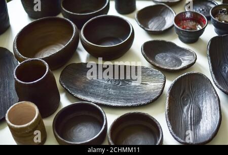 ciotole in ceramica per bevande e cibo da vicino. Ceramica fatta con le proprie mani. Processo di vintage. Foto Stock