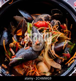 Cozze con cozze fresche del Mare del Nord e. verdure finemente tagliate in strisce di julienne Foto Stock