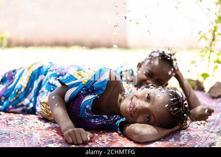 Attraenti giovani ragazze africane divertirsi all'aperto in un villaggio a Bamako, Mali Foto Stock